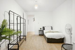 Spacious 5-Bed Apartment for Groups · Free Parking - 6
