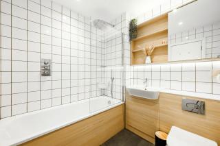 Spacious 5-Bed Apartment for Groups · Free Parking - 5