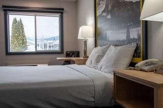 Super 8 by Wyndham Clearwater BC - 2