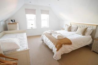 Pilot House -Parking-Garden-Central Cowes-Sleeps 8 - 6