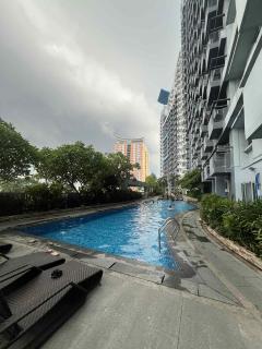 Staycation in manhattan heights tower B beside alimall cubao 3 pax - 3