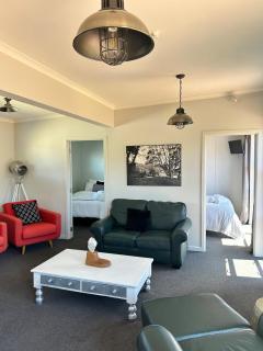 Classic Te Anau- Short walk to Town Centre & Lake - 0