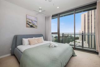 Modern 2BR Apartment with Ocean Views Broadbeach - 5