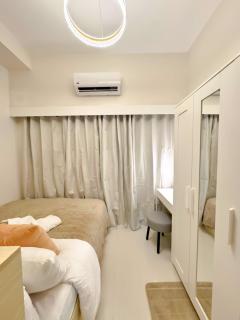 Sleek City Sanctuary l WiFi Netflix I RED RES 3045 - 6