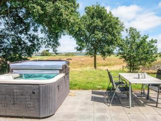 Retreat with Outdoor Whirlpool - 4