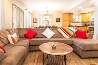 Great Location Spacious Condo Pool and Hot Tubs - 1