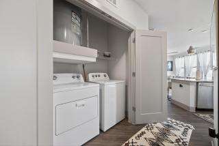 Luxury 2BR 2BA Apartment in Oak Lawn with with Pool, Gym & Parking - 8