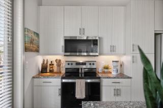 Luxury 2BR 2BA Apartment in Oak Lawn with with Pool, Gym & Parking - 1