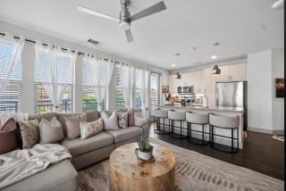 Luxury 2BR 2BA Apartment in Oak Lawn with with Pool, Gym & Parking - 0