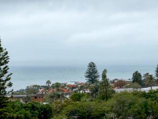 'Bondi Fairview' Coastal Panorama with Balcony - Sydney - 8