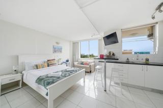 'Bondi Fairview' Coastal Panorama with Balcony - Sydney - 5