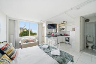'Bondi Fairview' Coastal Panorama with Balcony - Sydney - 1