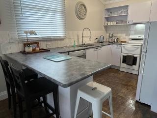 Daisy Cottage on Duke 2BR - 1