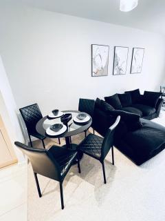 1 bedroom Apartment -Private Balcony & Free Parking - 2