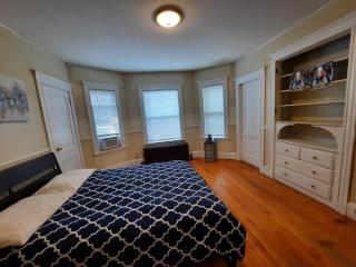 1EC REMODELED Expansive Home, Off Street Parking - 7
