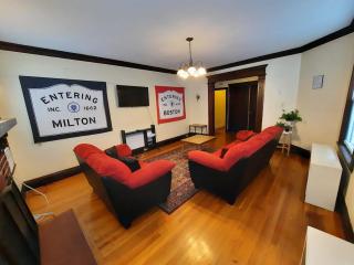 5ES Remodeled Expansive Home, Off Street Parking - 0