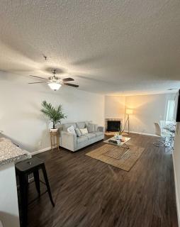 Modern 2BR Hollywood Apt with Rooftop Pool, Free Parking & Close to Walk of Fame and Universal Studios - 7