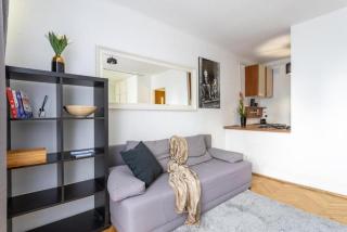 Urban Chic - Cozy One-Bedroom in Warsaws Vibrant Center, Żelazna Street - 2