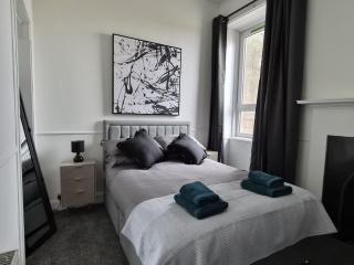 Modern Top Floor 2BR apartment - 9