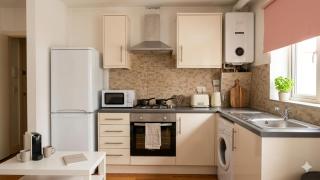 Modern Studio Near Gatwick - 3