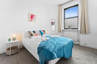 2 Double Beds - Sleeps 4 - Parking - Wifi - 4