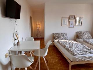 Zentral & im Grünen, moderne Balkonwohnung nahe Wien - 0