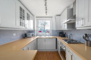 2BDR Highgate Apt with Balcony and Free Parking - 5