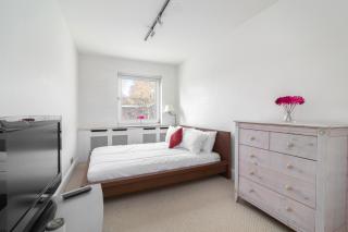 2BDR Highgate Apt with Balcony and Free Parking - 2