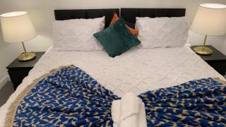 House- Sleeps 6 & Free Parking - 5