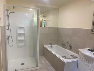 Pure Kiwi Waterfront, Fishing and Relaxing Hideaway - 8