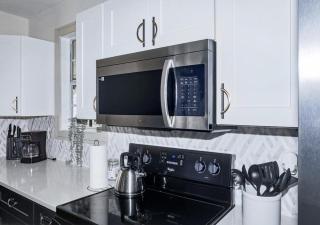 5 Bedroom Home Sleeps 10, Avondale Jacksonville, Ping Pong, Screened Porch, Parking - 1