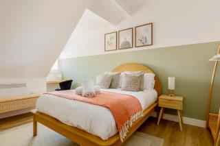 Coastal Chic Retreat - Steps from the Beach - Sleeps 4 - 9