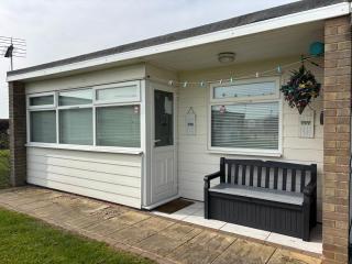179, Two bed chalet on Sund0wner Holiday Park - Sleeps 4, free WiFi, sorry no pets - entertainment options close by - 7