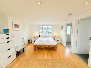 Redland's Fun & Colourful Artistic House - 2