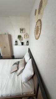 2 bedrooms only for 4 Guests No living room included - 6