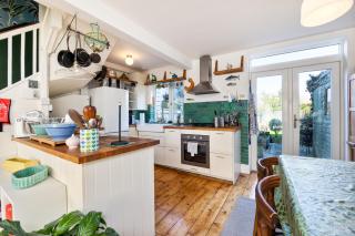 Sunny 3BR with backyard Near Drumcondra Train Station - 5