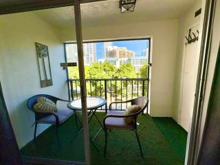 Modern 2 bedroom condo with heated pool, free parking spot at a 5 minute walk to the beach! - 9