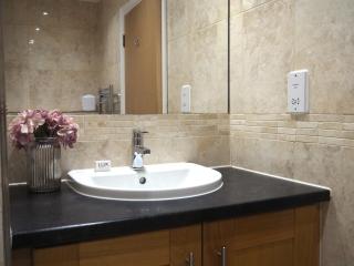 Deluxe Sea View Flat with Easy Access and Parking - 6