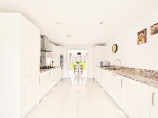 Modern 4-Bed Home with Garden and Parking - 1
