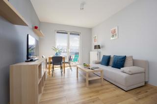 Bright & Functional Apartment with Parking and Balcony by Noclegi Renters - 0