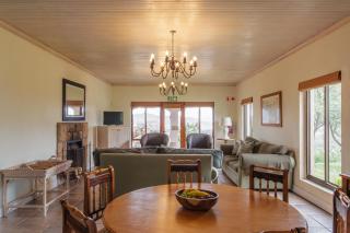 Lux 3BR Weekend Escape nr Hermanus Pool & HotTub - 7