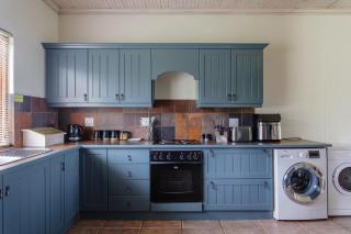 Lux 3BR Weekend Escape nr Hermanus Pool & HotTub - 4