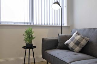 Spacious 1 Bed Apartment in Gravesend w Games Room - 2