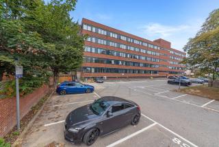 Modern 2 Bed Apartment in Gravesend w Games Room - 3