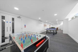 Modern 2 Bed Apartment in Gravesend w Games Room - 1
