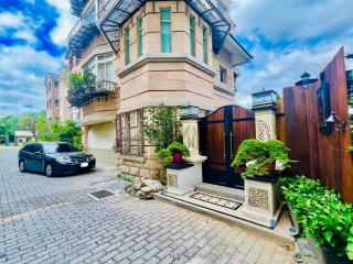 Peeks meet moon gallery & house - 1