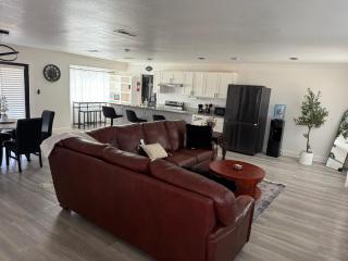 3BR Home with Patio and Grill Sleeps 6 Comfortably - 6