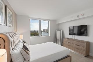 WATERFRONT Luxury 3 Bed 3 Bath Suite - 5