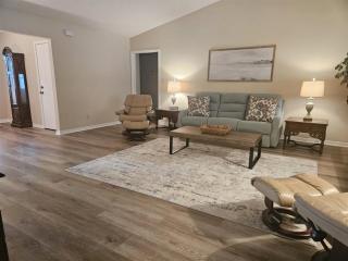 Cozy Pet friendly home near the beaches and shopping - 9