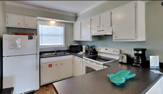 Vibrant gulf condo with pool and beach access - 2